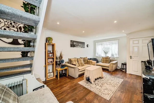 Lower Close, Aylesbury, HP19, photo 2