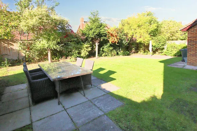 Photo 2 — Alison Close, Croydon, Croydon, CR0 8XA