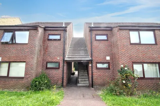 West Grove, Woodford Green, IG8