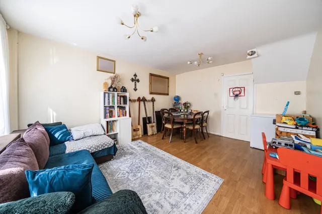 Photo 2 — 161 Abbeyfields Close, London