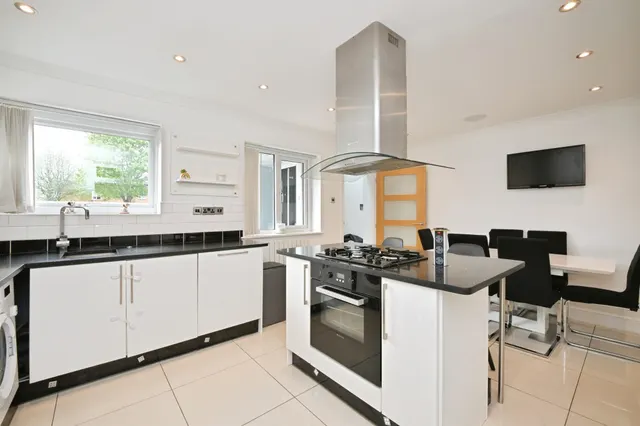 Photo 3 — Tunfield Road, Hoddesdon