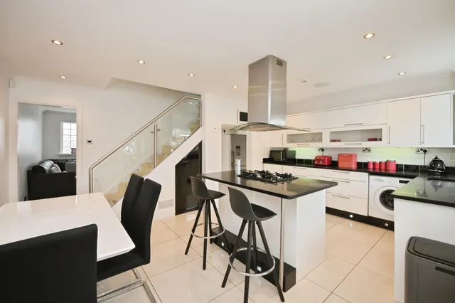 Photo 2 — Tunfield Road, Hoddesdon