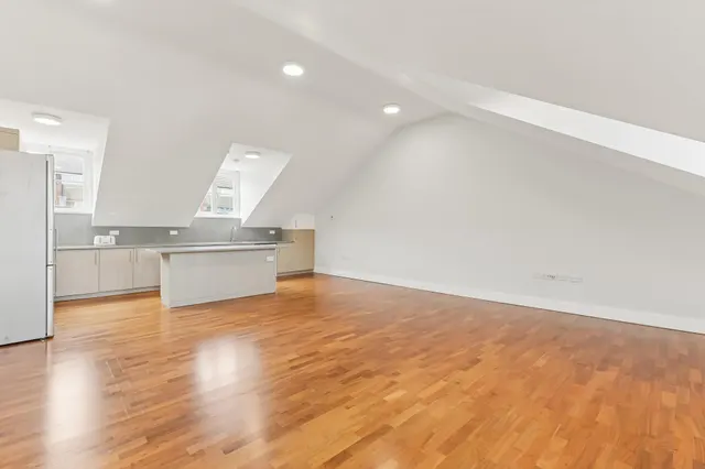 North Road, TW8, photo 2