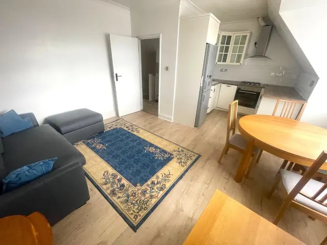 Deansbrook Road, Edgware, photo 3