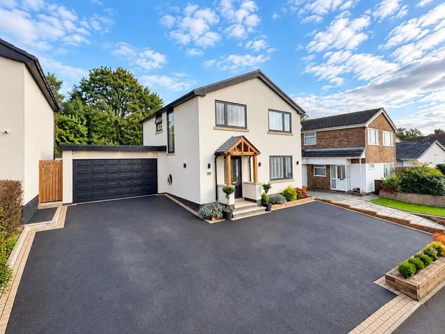 Ashborne Drive, Bury, BL9, photo 1