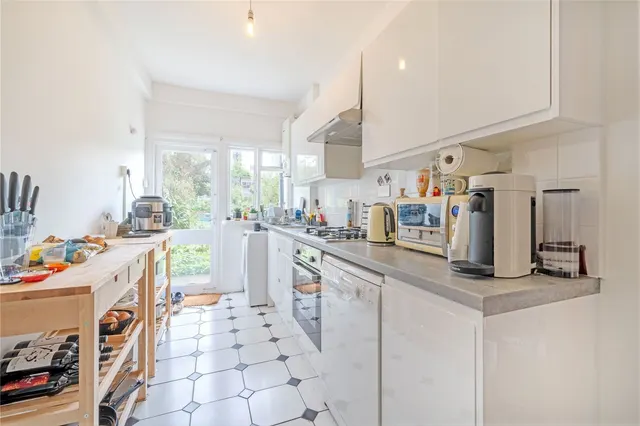 2 bedroom flat, Brondesbury Villas, Queens Park, NW6