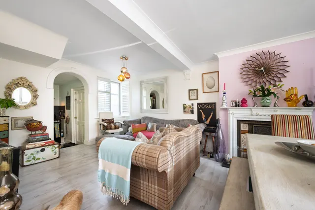 Photo 3 — 13 Hogarth Hill, London