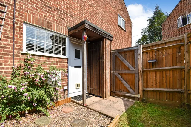 St. Benedicts Close, Aldershot, Hampshire, GU11 3NL, photo 1