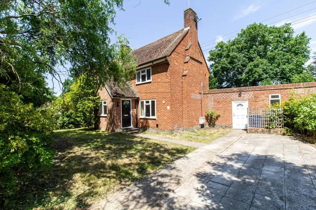 Pyestock Crescent, Farnborough, GU14 9SN, photo 1
