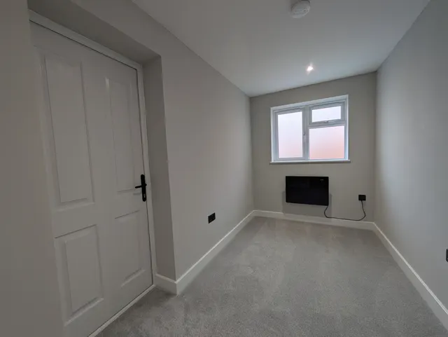 Horley, RH6, photo 3
