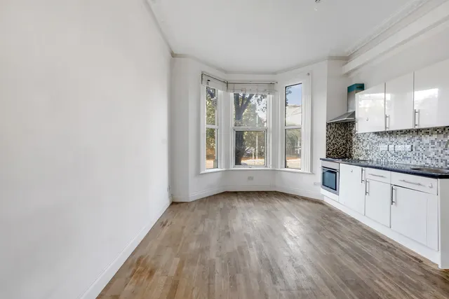 Photo 2 — Flat B, 93 Talgarth Road, London, W14 9DJ