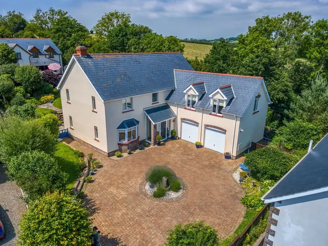 10 The Glades Rosemarket Milford Haven Pembs SA73 1JQ, photo 1
