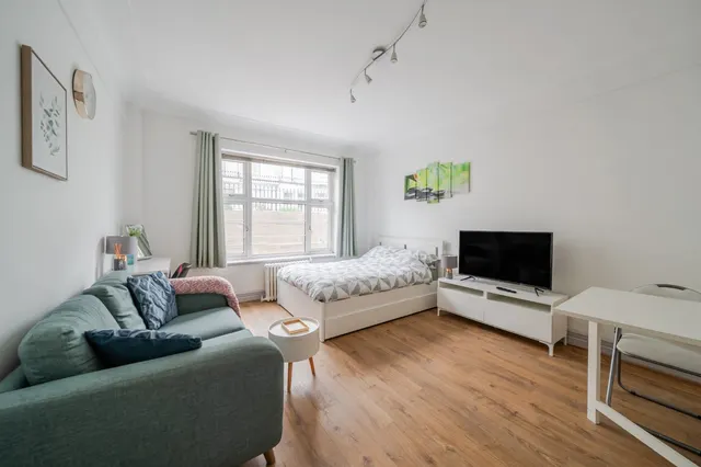 College Crescent, Swiss Cottage, London, NW3, photo 1
