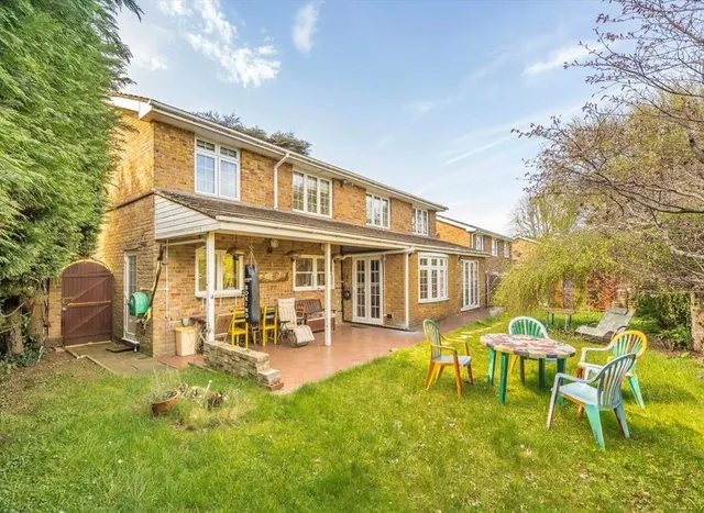 Photo 3 — Peregrine Way, Wimbledon Village, SW19