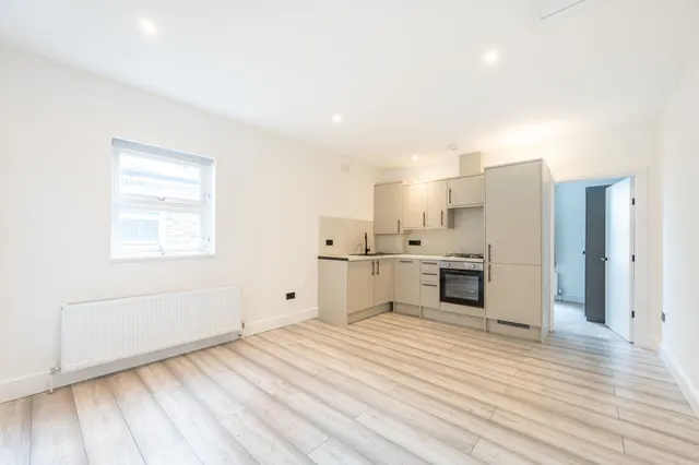 London, NW6, photo 1