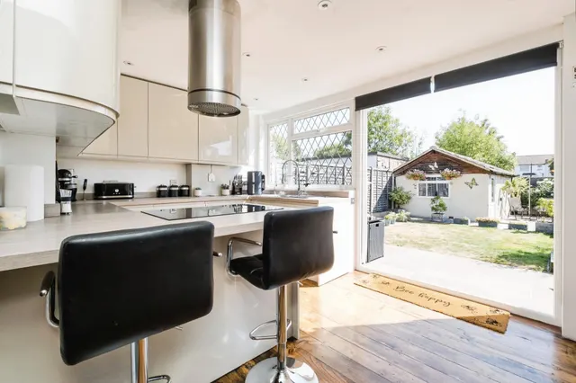York Road, London, E4, photo 2