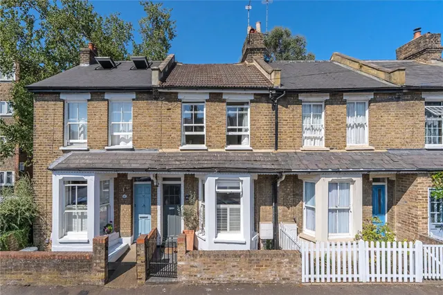 Avenue Road, Hampton, TW12 2BE, photo 1