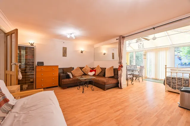 77 Sark Walk, London, photo 1