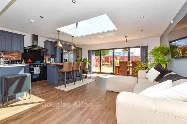 Cricklade Avenue, Romford, RM3, photo 3