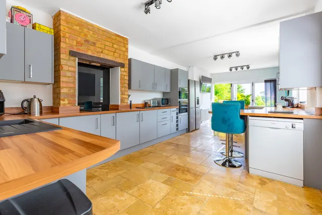 Photo 2 — Hillside Road, Wellingborough, NN8 4AN