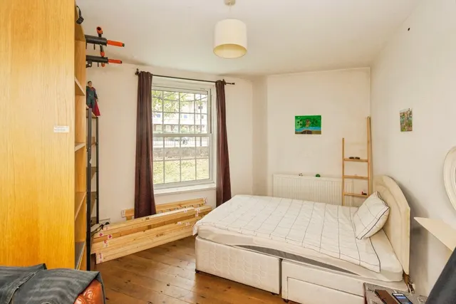 Photo 3 — Albion Avenue, London, SW8