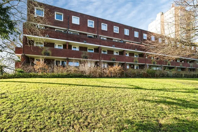 Tamar Square, Woodford Green, IG8, photo 1