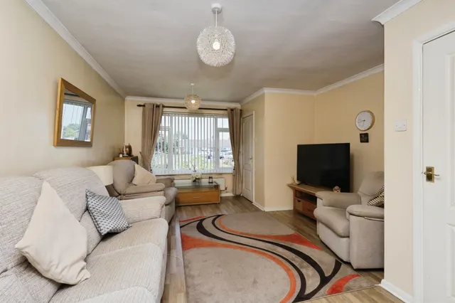 Photo 3 — Hawksbridge Close, Eastbourne