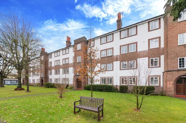 1 bedroom flat, Kew Road, Richmond, TW9