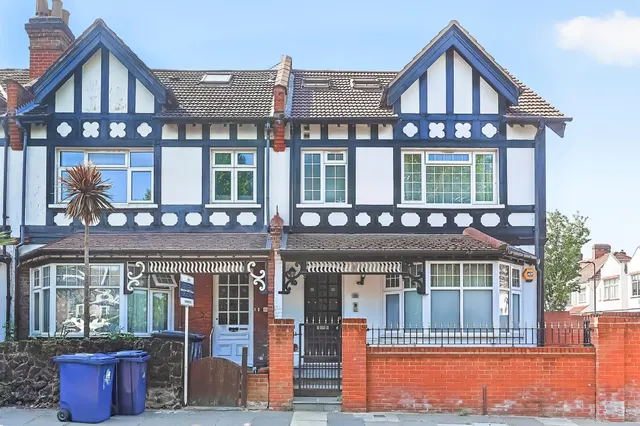 Highlands Avenue, London, photo 1