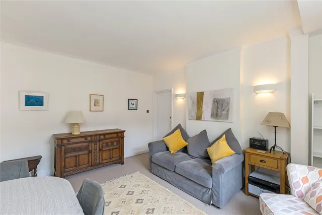 Sutton Court Road, London, W4, photo 2