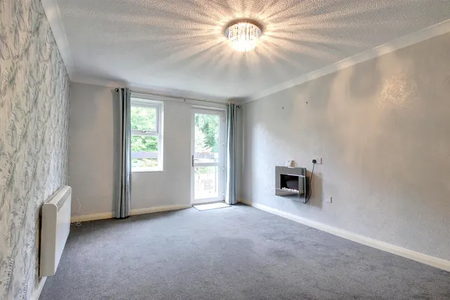 Photo 2 — Lowfield Road, Anlaby, Hull