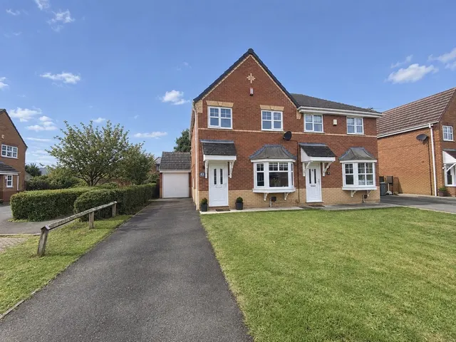 3 bedroom house — Masefield Way, CW11