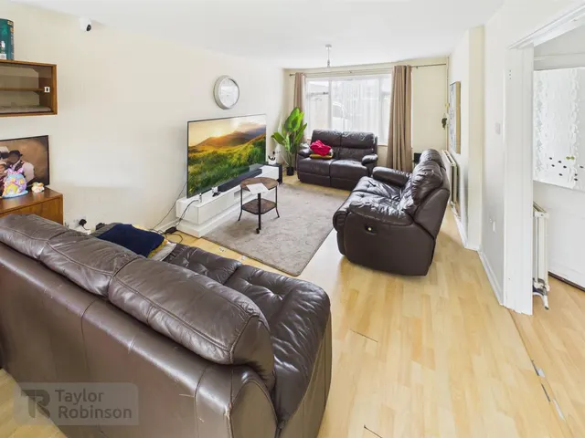 Epsom Road, Furnace Green, RH10, photo 2