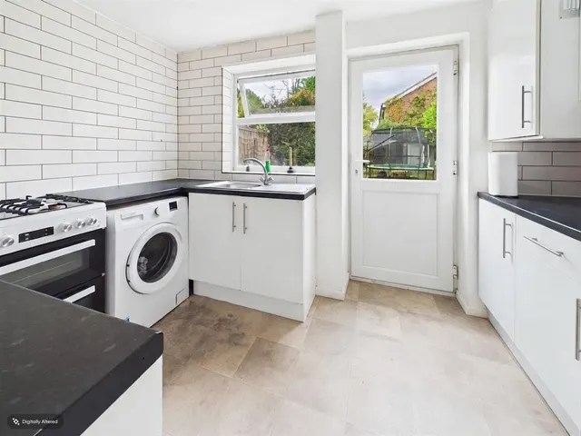 Epsom Road, Furnace Green, RH10, photo 3
