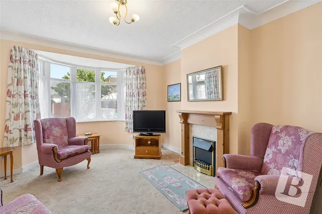 Photo 2 — Mansfield Gardens, Hornchurch, RM12
