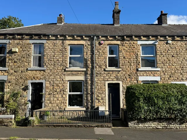 Woolley Bridge Road, Glossop, photo 1