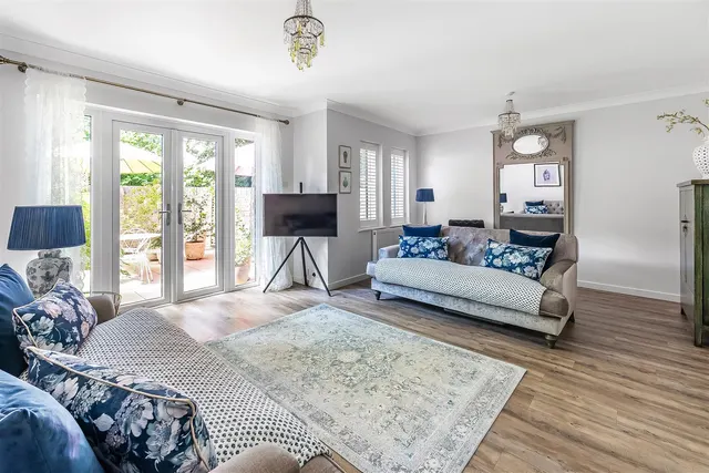 Beechwood Park, Leatherhead, KT22, photo 3