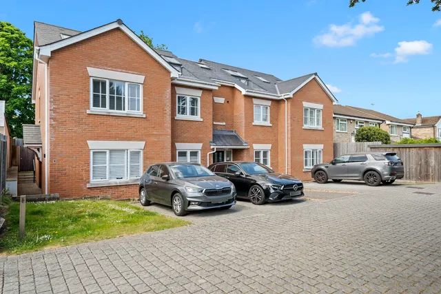 Roland Way, Worcester Park KT4 7AS, photo 1