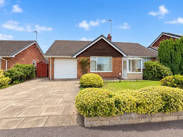Lyndhurst Avenue, Stockport, SK7, photo 1