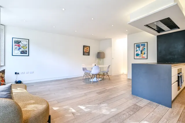 Photo 2 — 131 Cloudesley Road, London