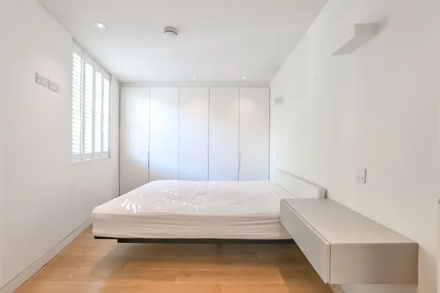 Photo 3 — 131 Cloudesley Road, London