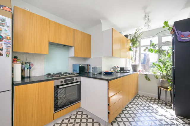 Photo 3 — Flat 8, 14 Acol Road, London