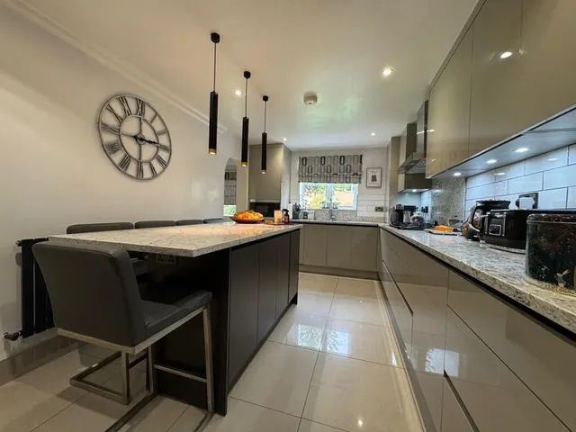 Photo 3 — Morgan Close, Luton LU4 9GN