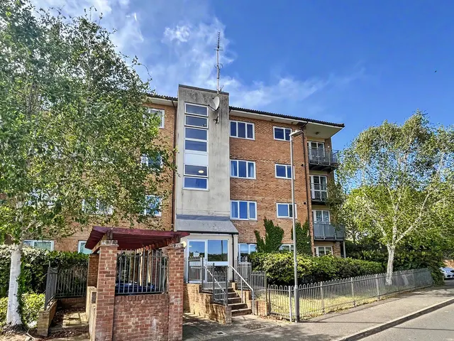 St Hughs Avenue, High Wycombe HP13 7TZ, photo 1