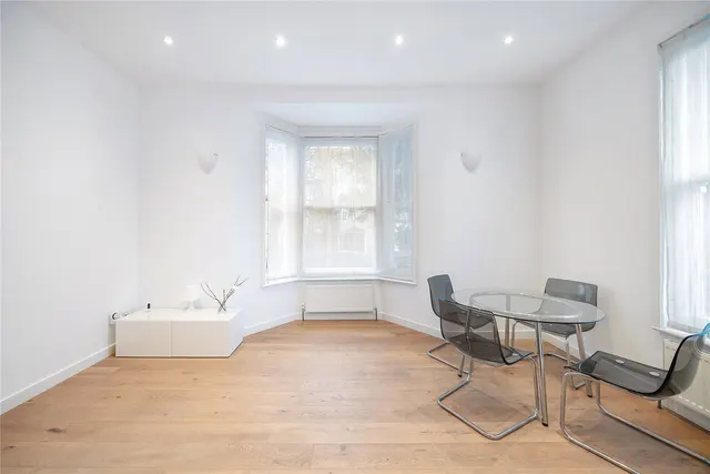 Photo 2 — Stowe Road, Shepherds Bush, London, W12