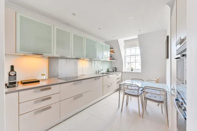 Photo 2 — 29 Ingelow House, Holland Street, London