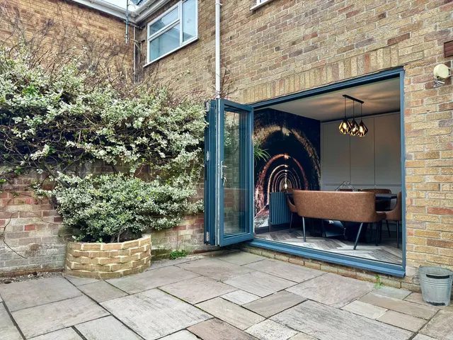 5 bedroom house — Church Street, Brackley, NN13 5QJ