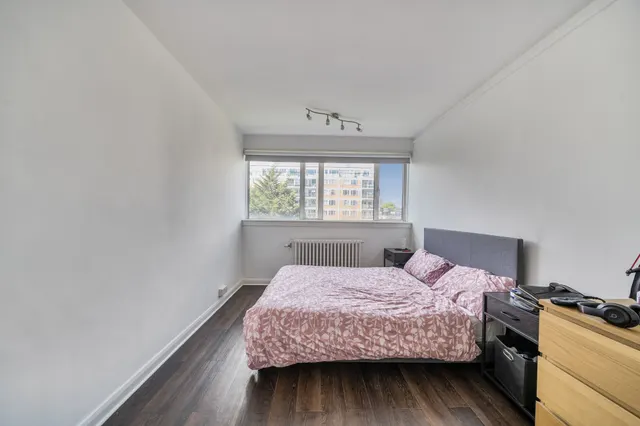 Photo 2 — 21 Sheraton House, Churchill Gardens, London