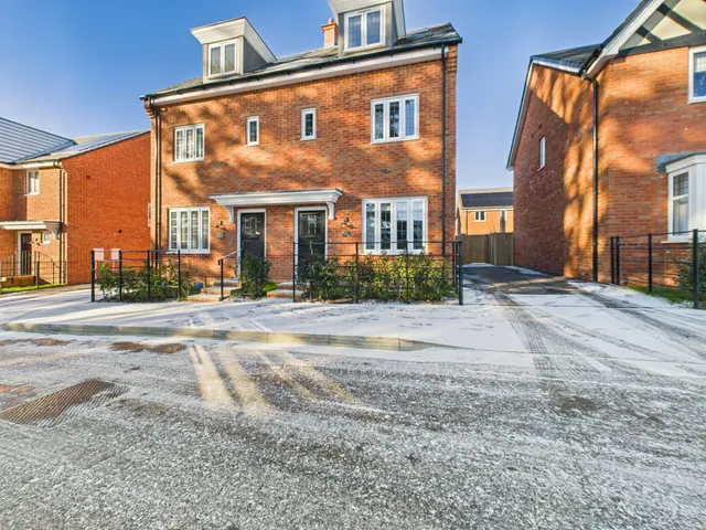 Greenkeepers Avenue, Basingstoke, RG23, photo 1