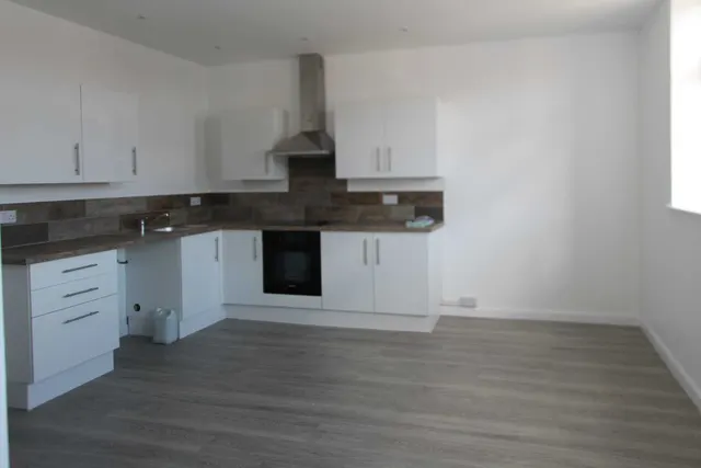 2 bedroom flat — Furtherwick Road, Canvey Island, SS8 7AE